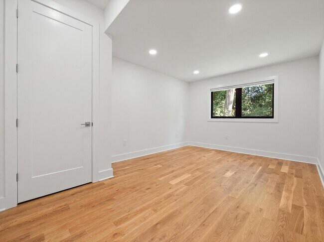 Building Photo - 858 W SIDE Ave