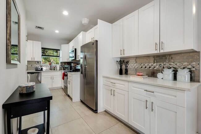 Building Photo - 1526 SW 20th Ave