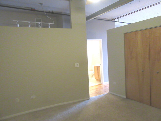 Building Photo - 6 S Laflin St
