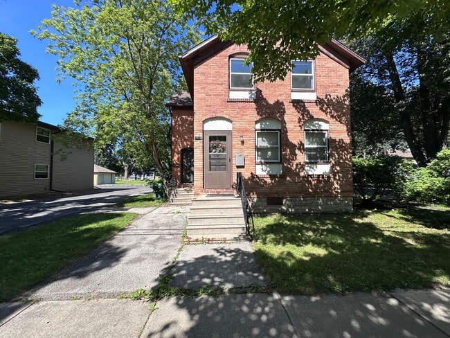 Building Photo - 822 3rd St