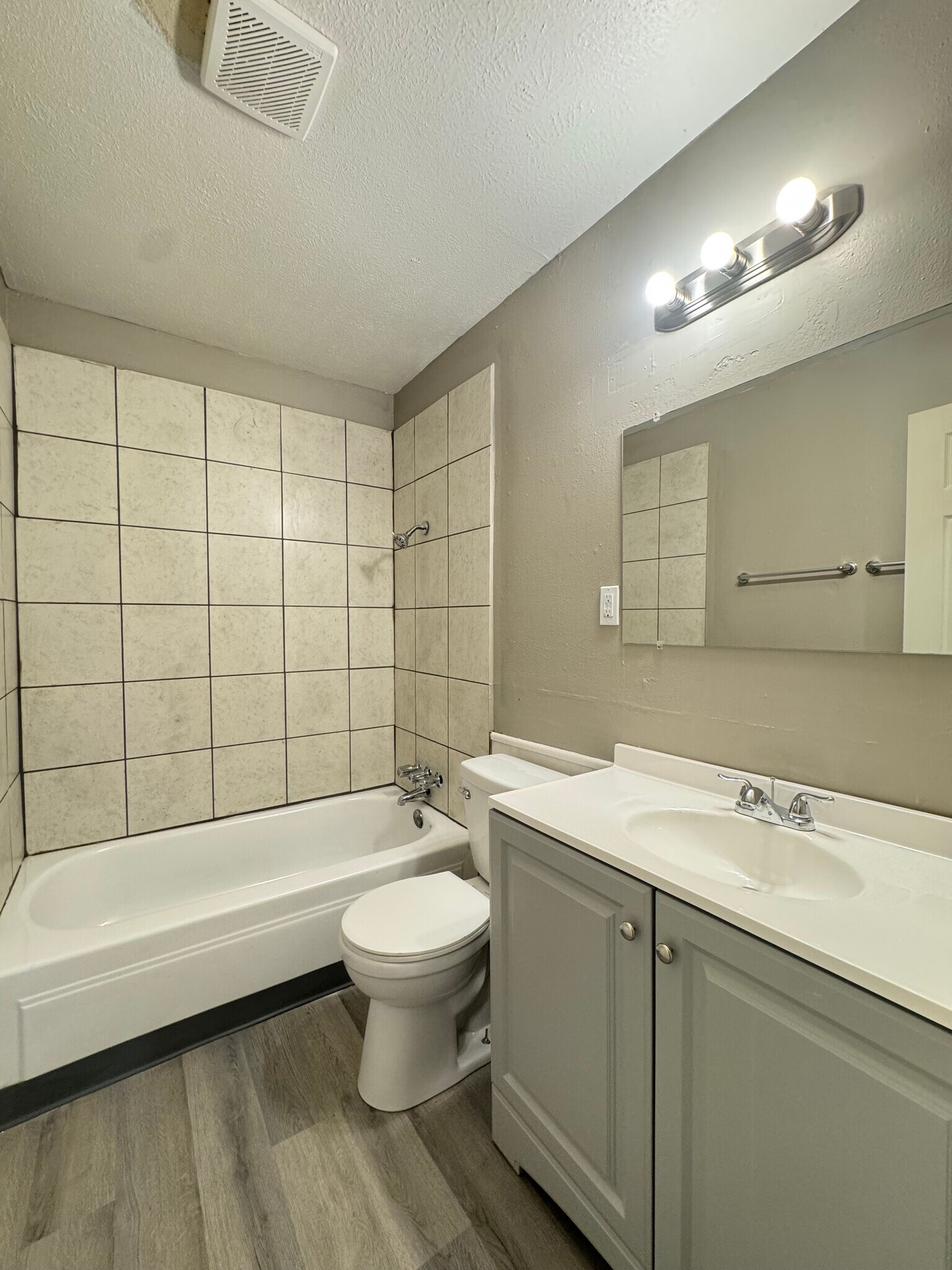 Building Photo - 9111 N Walker Ave