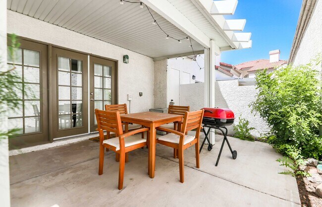 Building Photo - Cute FURNISHED 2 Bedroom Condo FOR RENT!