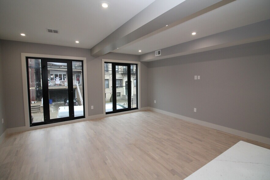 Building Photo - 21 65th St