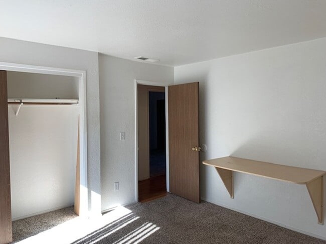 Building Photo - 3 Bedroom, 2 full Bath suite!!