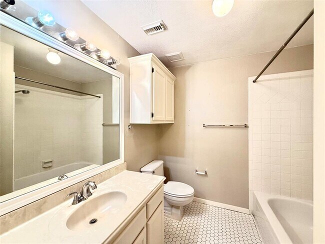 Building Photo - 626 Clarenda Falls Dr
