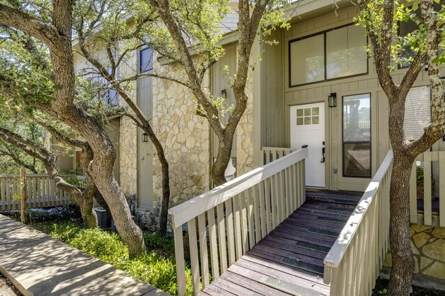Building Photo - 801D Grassy Knoll