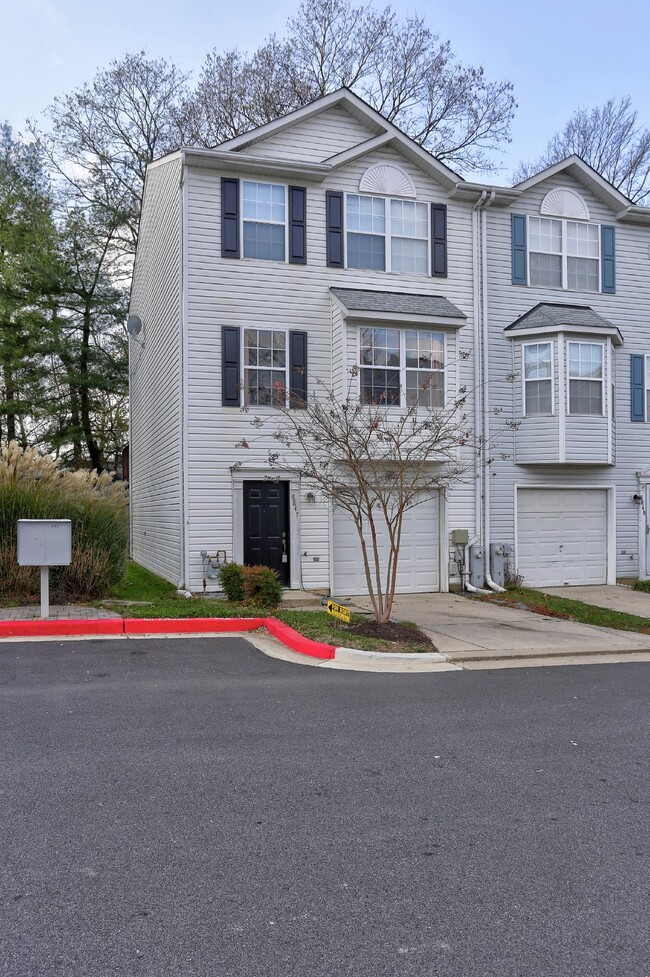 Building Photo - 3BD/2.2BA Fabulous End-Unit Townhome in Columbia
