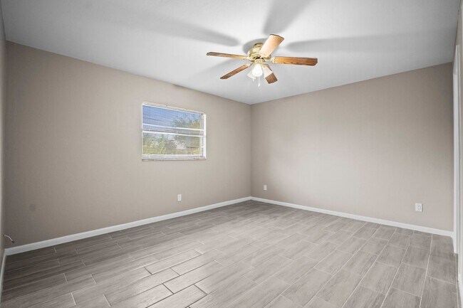 Building Photo - Stunning duplex offers two spacious bedroo...