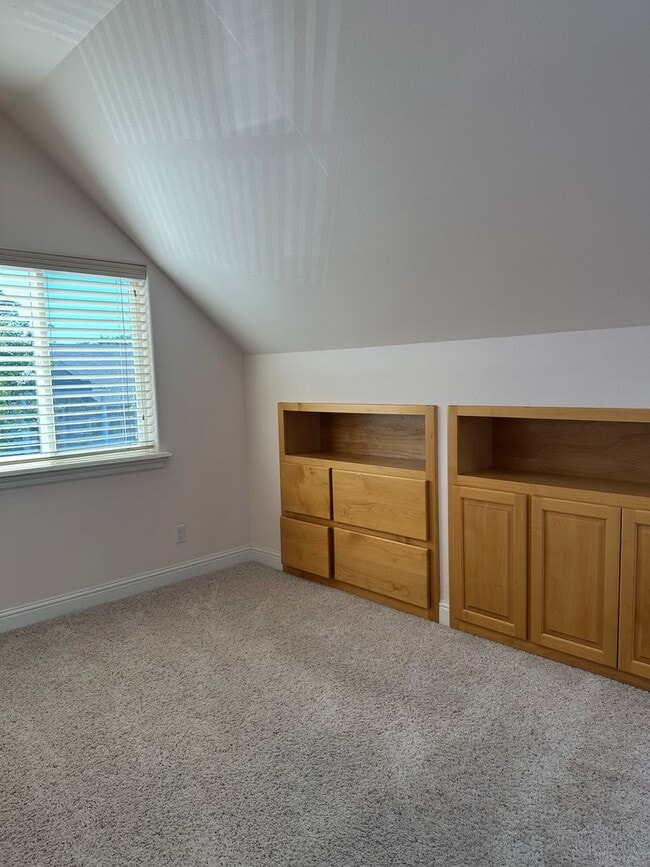 Building Photo - Located in the desirable Eagle Point Golf ...