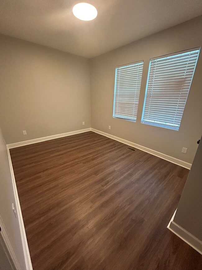 Building Photo - Newly Renovated Spacious 3 Bedroom w/ Full Appliance Package