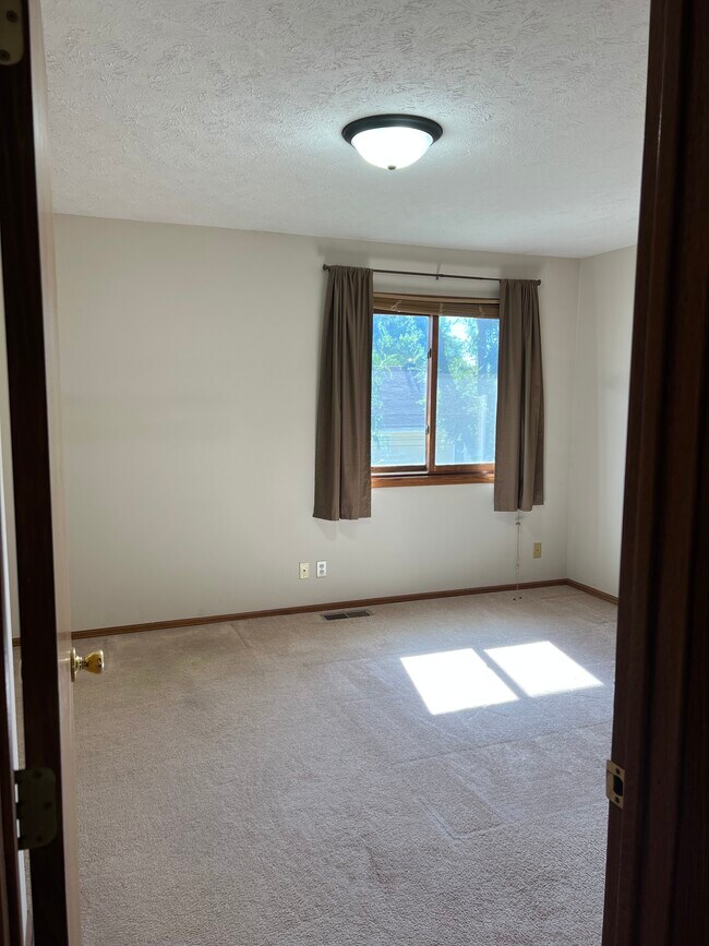 Building Photo - 2122 W 6th St