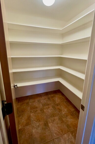 Spacious pantry - 4750 Quemazon