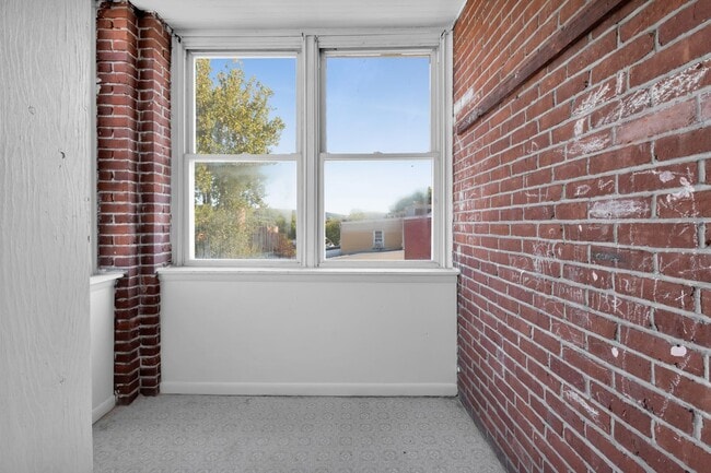 Building Photo - ? Spacious 4-Bedroom Home in Allentown – M...