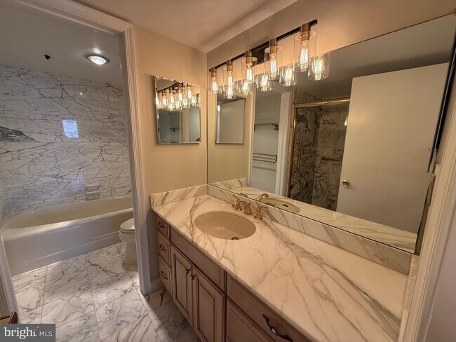 Building Photo - 1101 S Arlington Ridge Rd