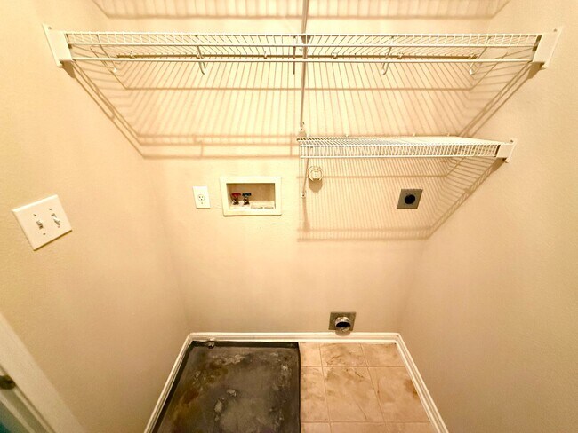 Building Photo - 842 Windhurst