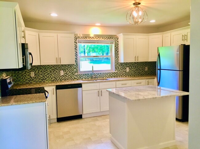 Building Photo - 802 Hillmoor Dr