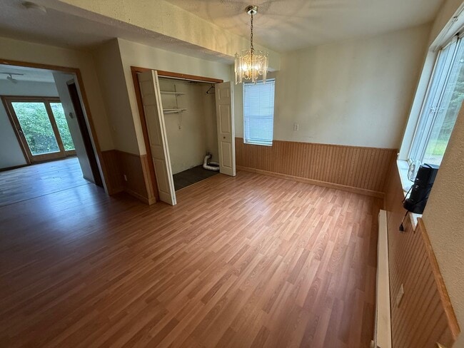 Building Photo - 4 Bed 2 Bath- 2 Story Single Family Home