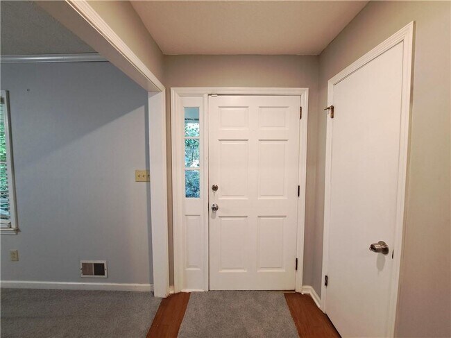 Building Photo - 844 Chandler Dr SW