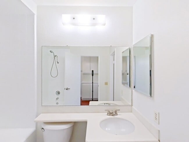 Building Photo - Lakeview Townhouse - 2 Bed / 1 ½ Bath