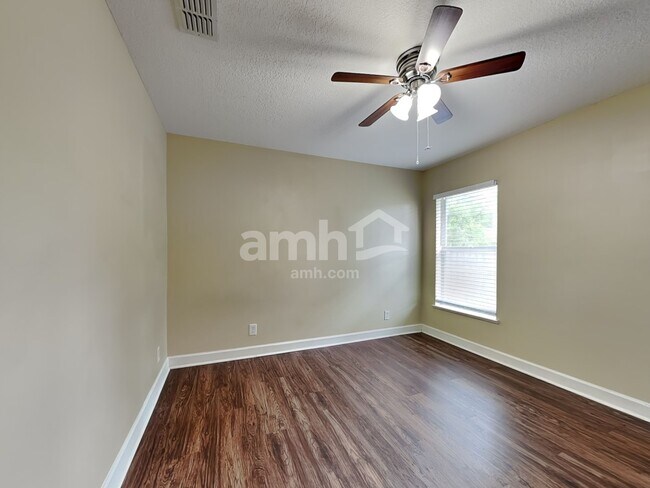 Building Photo - 5940 NW Foust Cir