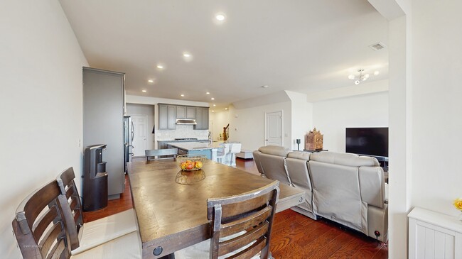 Building Photo - 527 Watercress Dr