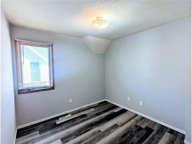 Building Photo - 825 Jessamine Ave E