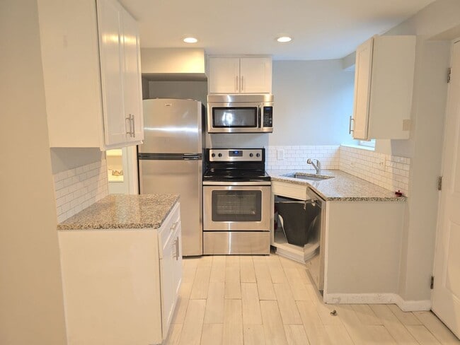 Building Photo - 217 Auten St