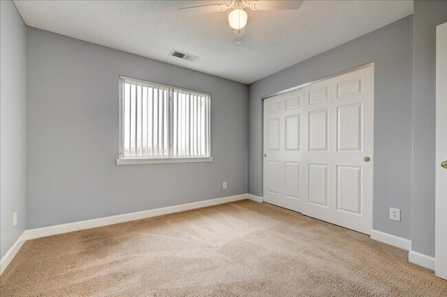 Building Photo - 3 bedroom 2 Bath Large Apartment Home $1,569/mo Rent