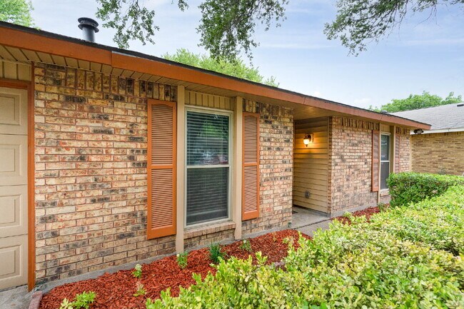 Building Photo - Great Entertaining Spaces!