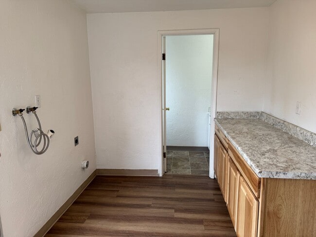 Building Photo - 2 bed 1 1/2 bath duplex in Springfield!