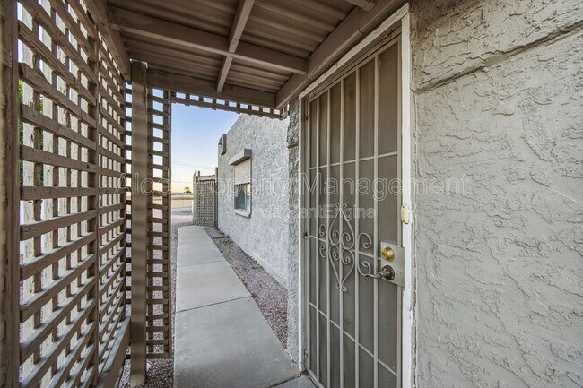 Building Photo - 6120 E Augusta Cir