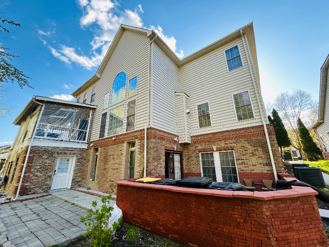 Building Photo - 15506 Symondsbury Way