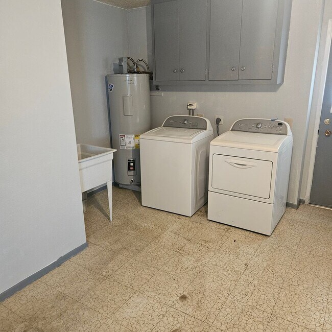 Building Photo - Spacious Home Near Shopping Center