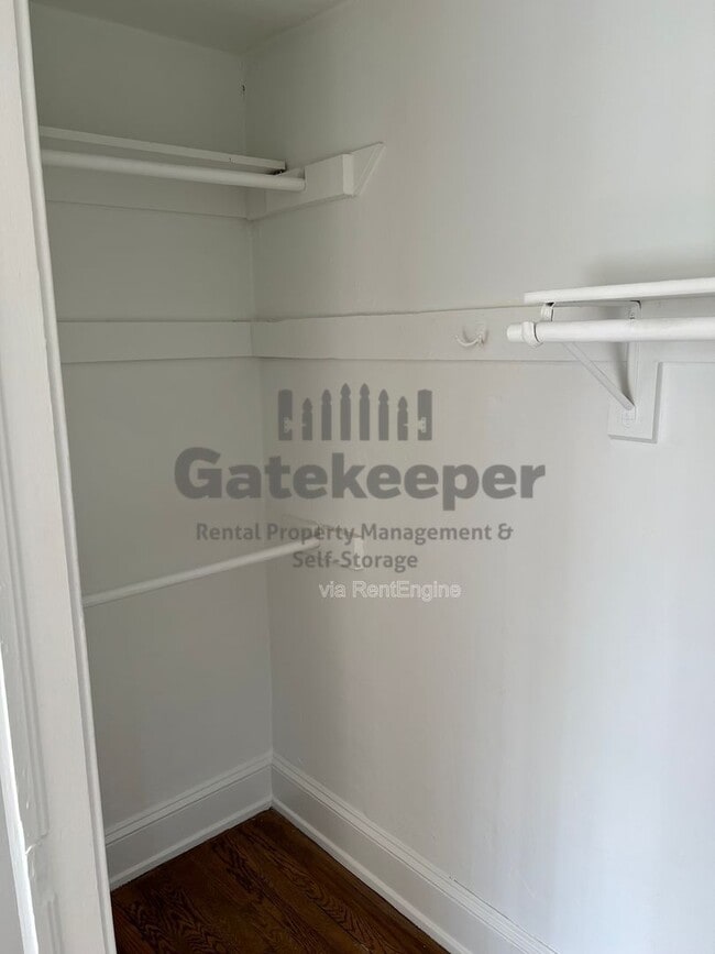 Building Photo - 1802 Temple Ave