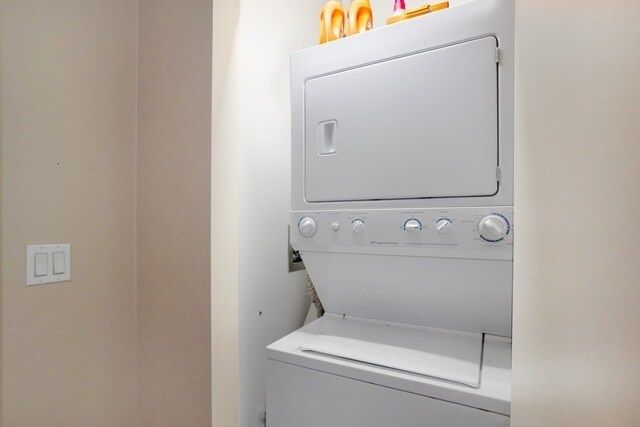 Building Photo - 235 W Van Buren St