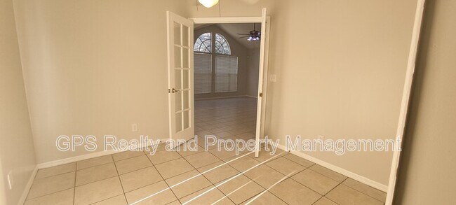 Building Photo - 956 Forest Ridge Ct