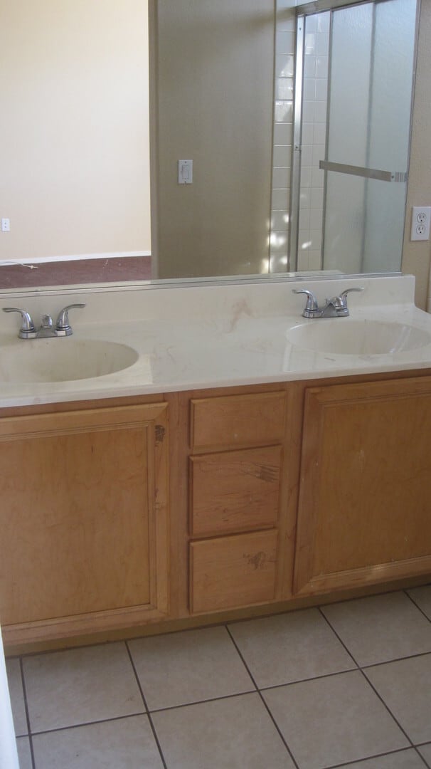 Building Photo - Beautiful 3 bdrm/2bth in Summerlin!!! Upgr...
