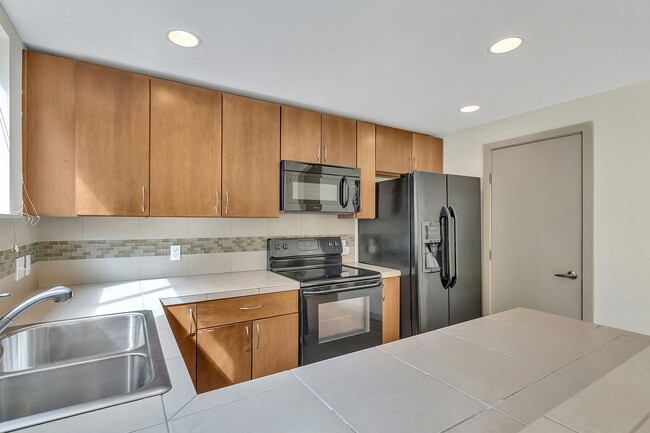 Building Photo - Cheery & Bright Columbia City Townhome
