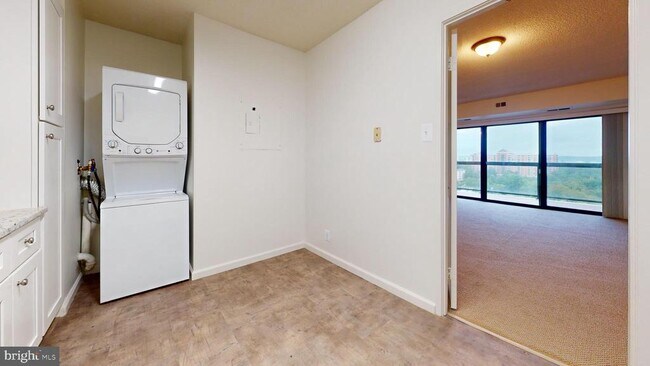 Building Photo - 307 Yoakum Pkwy