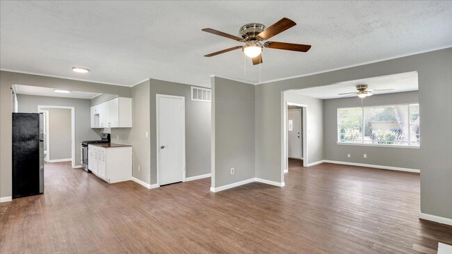 Primary Photo - Beautiful 3 bedroom / 1.5 bath
