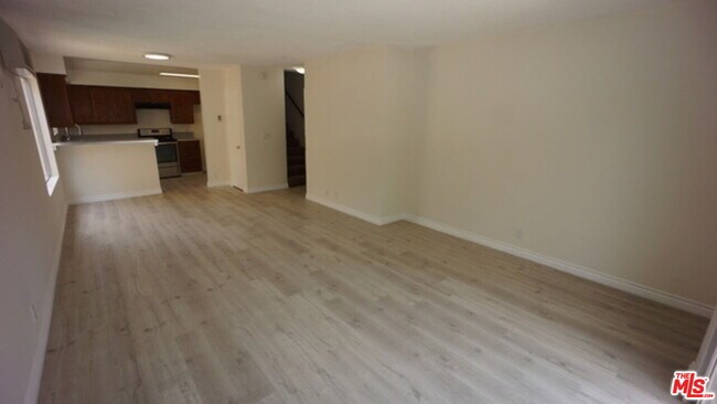 Building Photo - 1418 S Bentley Ave