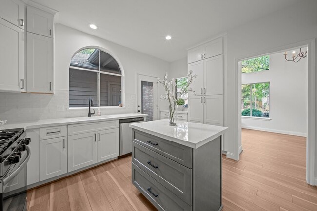 Building Photo - 45 N Lakeridge Cir