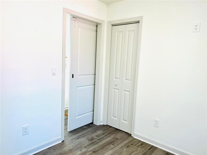 Building Photo - 1122 Elaine Dr