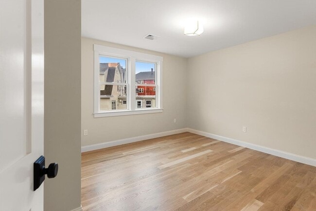Building Photo - 47 Maplewood St