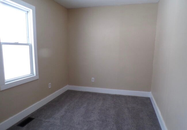 Building Photo - 327 W Thornton St