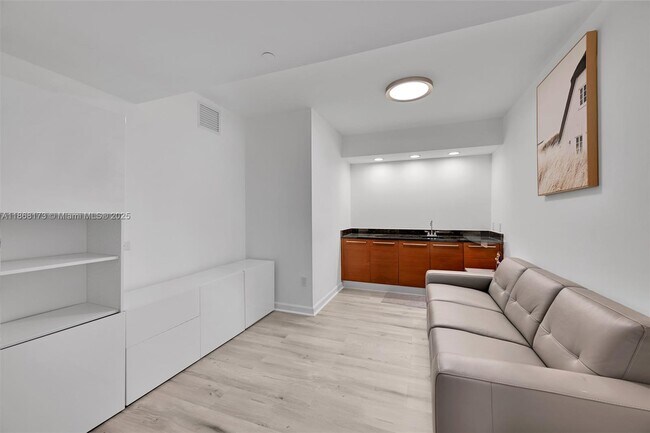 Building Photo - 1830 S Ocean Dr