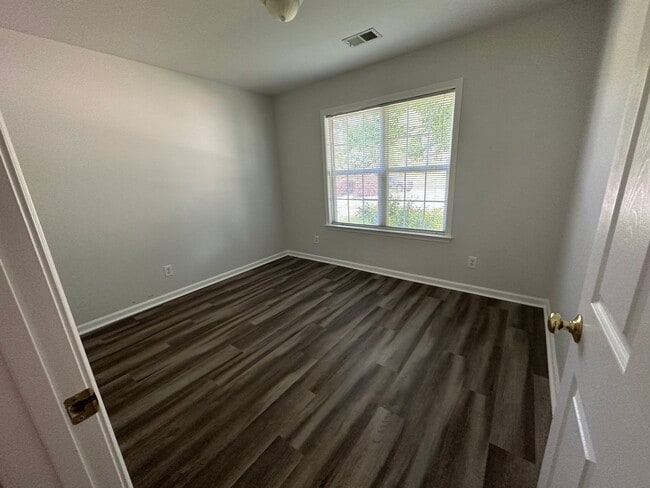 Building Photo - Charming Home