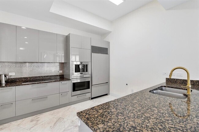 Building Photo - 16001 Collins Ave