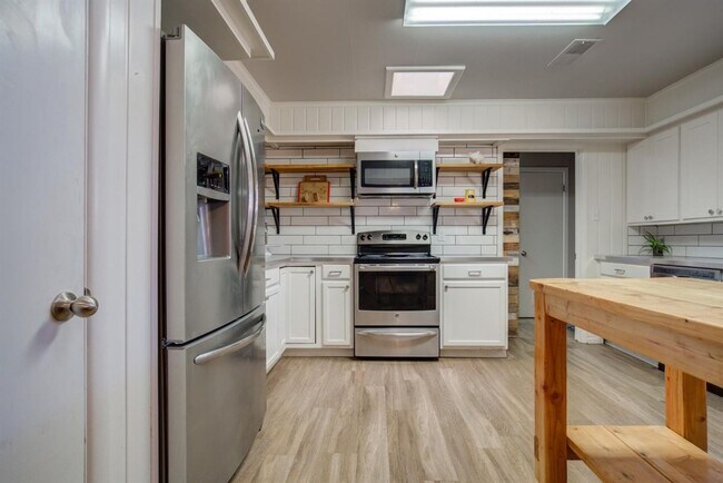 Building Photo - PRE-LEASING for AUGUST - A Great Farmhouse Chic 3/2/2 near Texas Tech