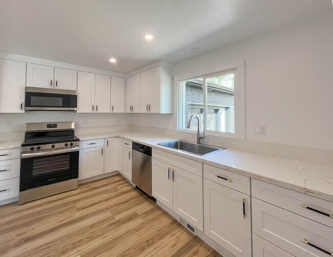 Building Photo - Charming NE Portland Apartment Near Parks, Shops & Transit